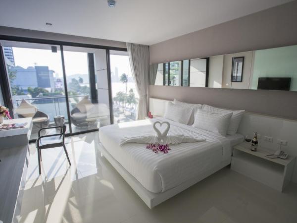 Serenotel Pattaya : photo 2 de la chambre chambre double deluxe - vue partielle sur mer