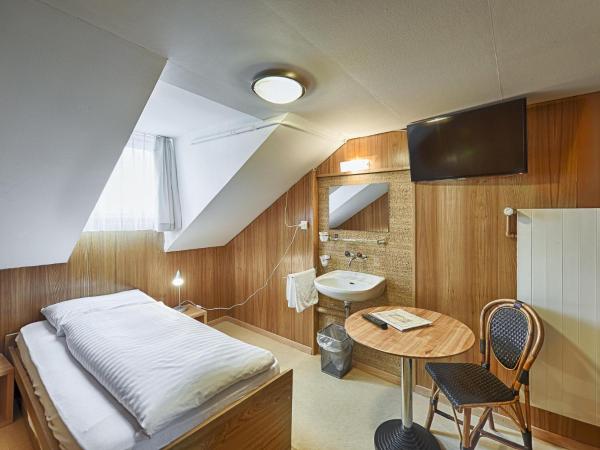 Hotel Weisses Kreuz : photo 3 de la chambre chambre simple avec salle de bains commune