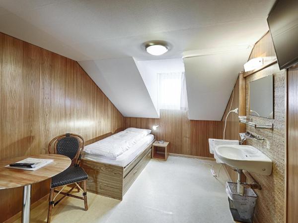 Hotel Weisses Kreuz : photo 6 de la chambre chambre simple avec salle de bains commune