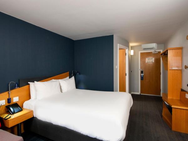 Holiday Inn Express Manchester - Salford Quays, an IHG Hotel : photo 2 de la chambre chambre double avec canapé-lit