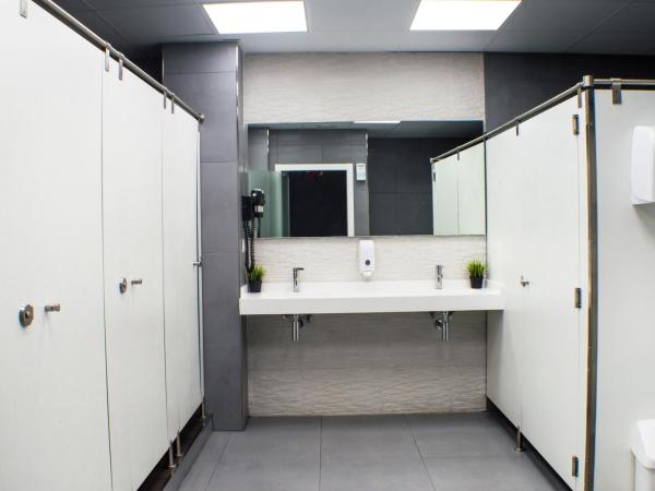 Quart Youth Hostel & Apartments : photo 4 de la chambre chambre double avec salle de bains commune