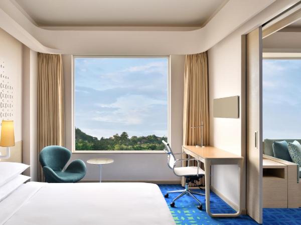 Fairfield by Marriott Hyderabad Gachibowli : photo 1 de la chambre executive suite, 1 queen bed, sofa bed, city view