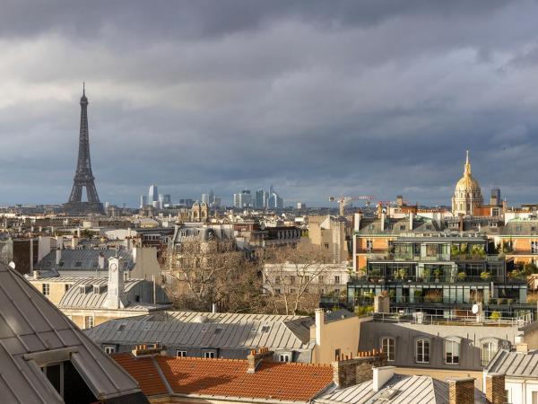 Le Littré : photo 8 de la chambre chambre double supérieure avec terrasse - vue sur tour eiffel