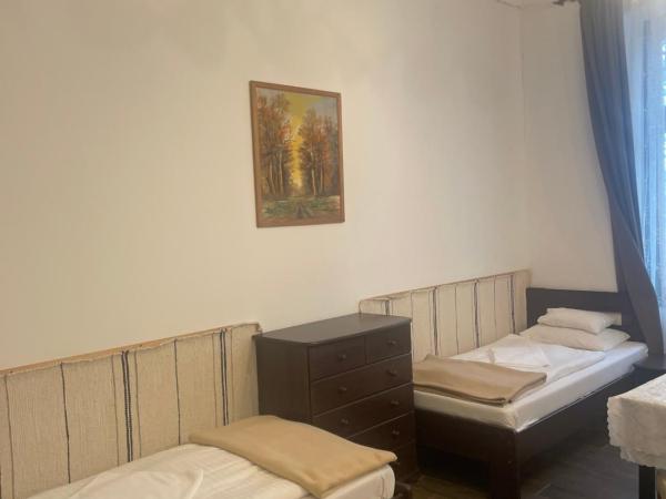 Kastélykert Fogadó : photo 8 de la chambre chambre quadruple avec salle de bains privative