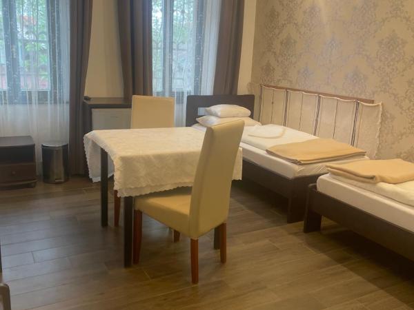 Kastélykert Fogadó : photo 7 de la chambre chambre quadruple avec salle de bains privative