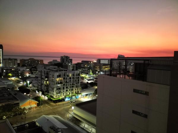 Darwin Harbour Suite : photo 8 de la chambre suite lit king-size avec balcon