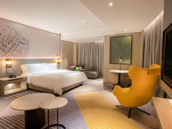 Holiday Inn Johor Bahru City Centre, an IHG Hotel : photo 5 de la chambre suite lit king-size - vue sur ville