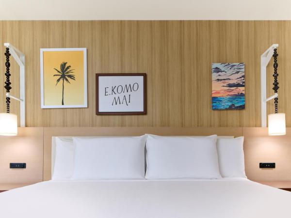 Waikiki Malia : photo 5 de la chambre hébergement récemment rénové avec 1 lit king-size - vue partielle sur océan