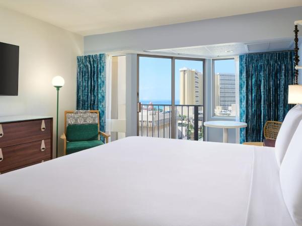 Waikiki Malia : photo 2 de la chambre hébergement récemment rénové avec 1 lit king-size - vue partielle sur océan