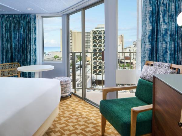 Waikiki Malia : photo 10 de la chambre hébergement récemment rénové avec 2 lits doubles - vue partielle sur océan