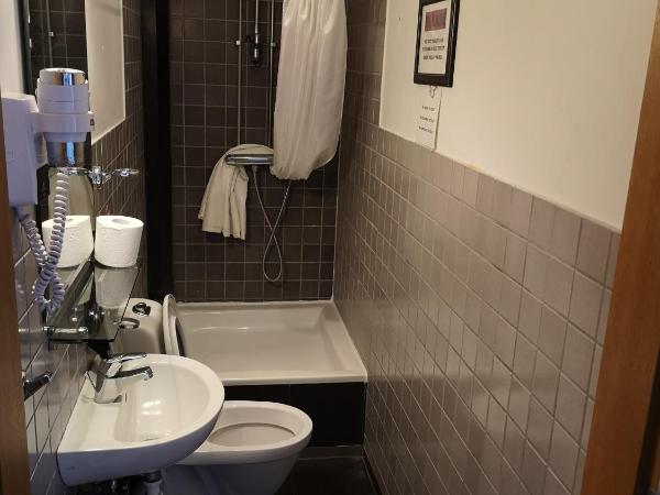 101 Guesthouse Hotel : photo 3 de la chambre chambre familiale avec salle de bains