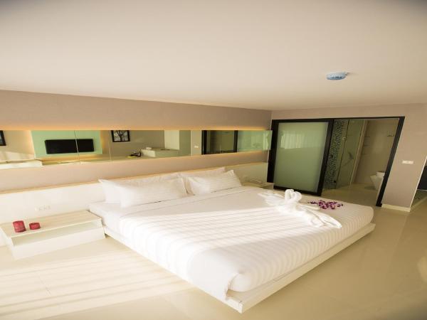 Serenotel Pattaya : photo 4 de la chambre chambre double deluxe - vue partielle sur mer