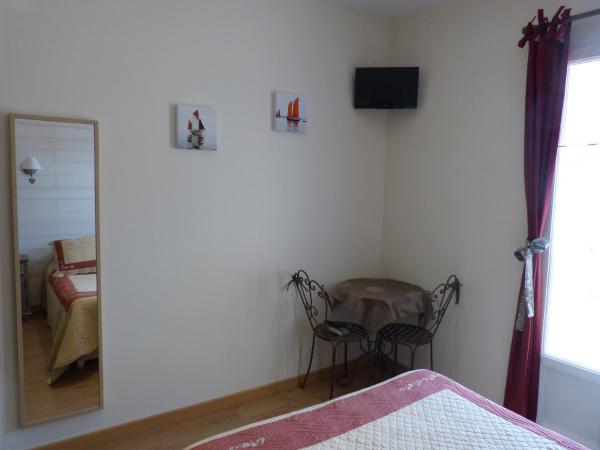 Gîte du Pagoulin - Chambres d'hôtes : photo 4 de la chambre chambre double avec salle de bains privative