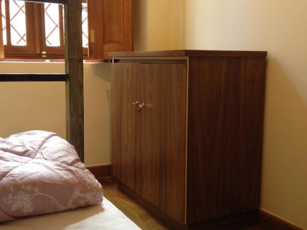 Hostel Matilda : photo 2 de la chambre lit simple dans dortoir mixte de 2 lits avec salle de bains commune