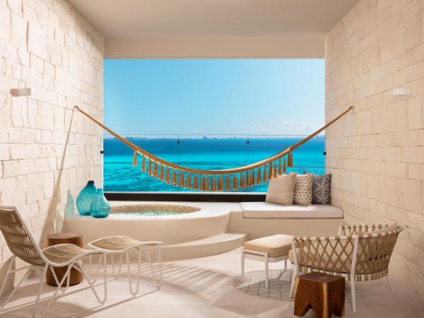 Impression Isla Mujeres by Secrets - Adults Only - All Inclusive : photo 3 de la chambre suite junior double signature avec bain à remous - côté océan