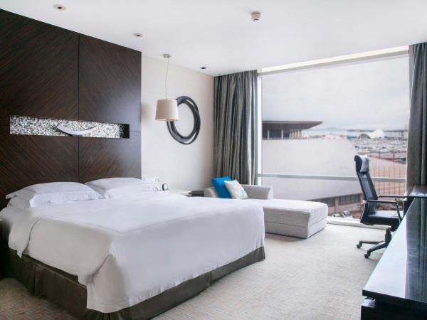 InterContinental Qingdao, an IHG Hotel - Inside the Olympic Sailing Center : photo 4 de la chambre chambre king classique avec vue sur l'océan.