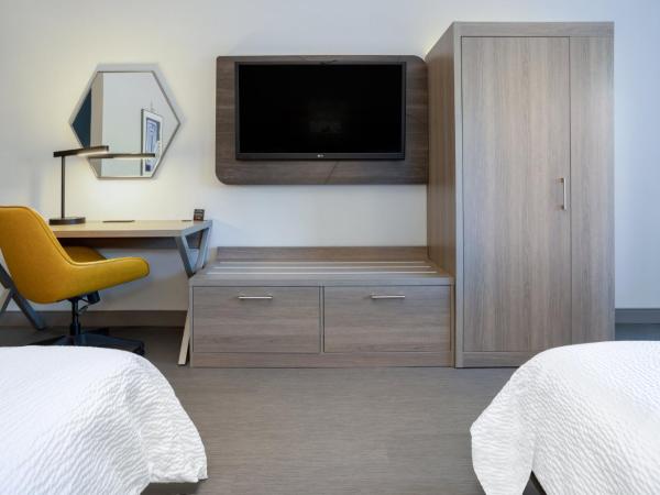 Holiday Inn Express and Suites Tampa I-75 at Bruce B. Downs, an IHG Hotel : photo 4 de la chambre chambre avec 2 lits queen-size et douche accessible en fauteuil roulant - accessible aux personnes malentendantes - non-fumeurs