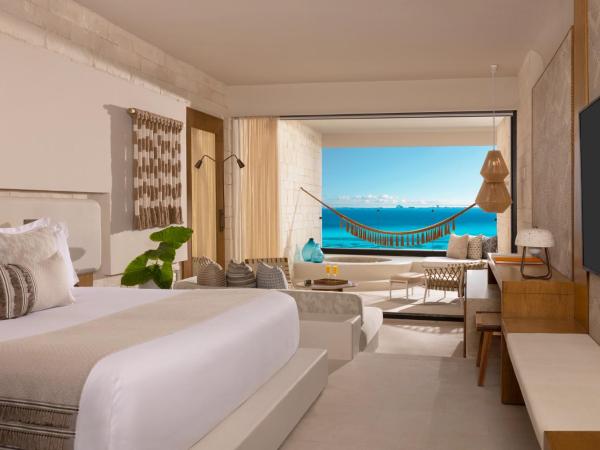 Impression Isla Mujeres by Secrets - Adults Only - All Inclusive : photo 2 de la chambre suite junior lit king-size signature avec bain à remous - côté océan