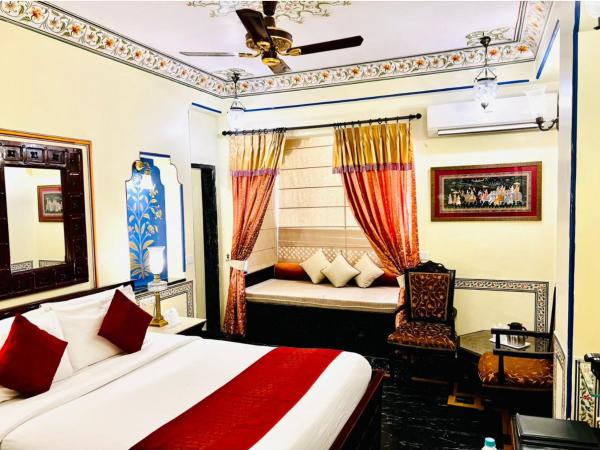 Umaid Mahal - A Heritage Style Boutique Hotel : photo 8 de la chambre chambre royale de luxe avec utilisation quotidienne d'une voiture privée avec chauffeur