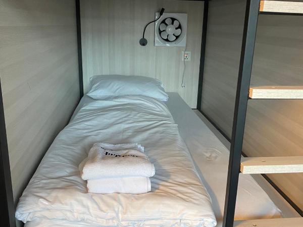Capsule Hostel by StayStay : photo 1 de la chambre lit superposé dans dortoir mixte