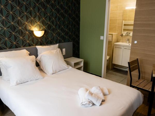 Hotel Luxia : photo 9 de la chambre chambre double avec salle de bains privative