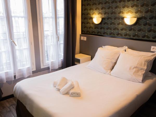 Hotel Luxia : photo 8 de la chambre chambre double avec salle de bains privative
