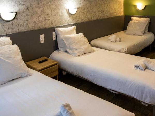 Hotel Luxia : photo 1 de la chambre chambre triple avec salle de bains privative