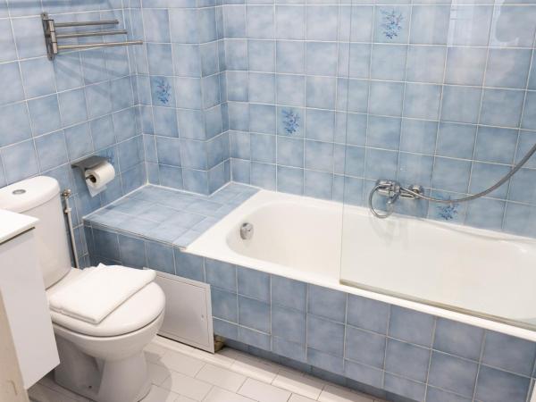 Hotel Luxia : photo 2 de la chambre chambre triple avec salle de bains privative