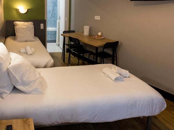 Hotel Luxia : photo 3 de la chambre chambre triple avec salle de bains privative