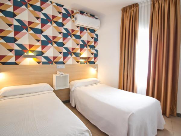 Atenas Granada : photo 8 de la chambre chambre double ou lits jumeaux avec place de parking
