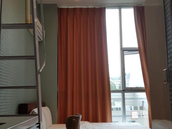 Myeongdong Merlin Hotel : photo 5 de la chambre chambre triple – vue sur montagne