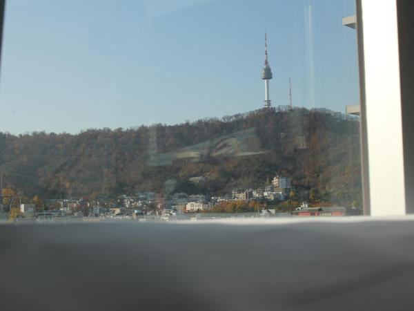 Myeongdong Merlin Hotel : photo 1 de la chambre chambre triple – vue sur montagne