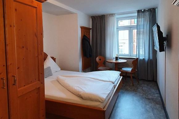 Hotel Atlanta : photo 2 de la chambre double room with own shower and shared toilet