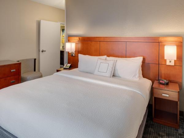 Courtyard by Marriott Columbia Northeast/Fort Jackson Area : photo 2 de la chambre suite 1 chambre lit king-size