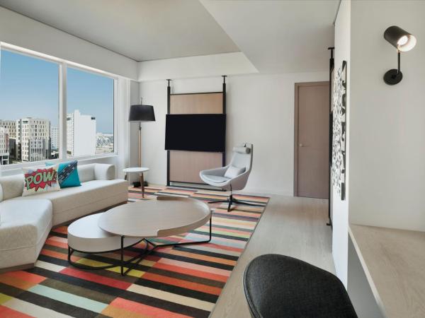 Aloft Muscat : photo 3 de la chambre breezy king suite with sofa and city view - free shuttle to ocec & mall of oman