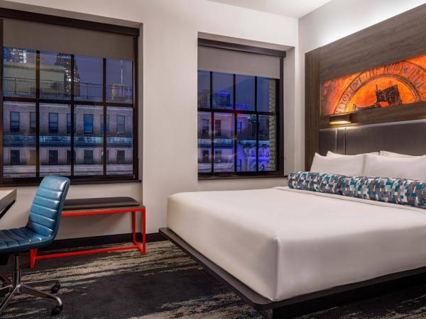 Aloft Philadelphia Downtown : photo 1 de la chambre chambre lit king-size - vue sur ville