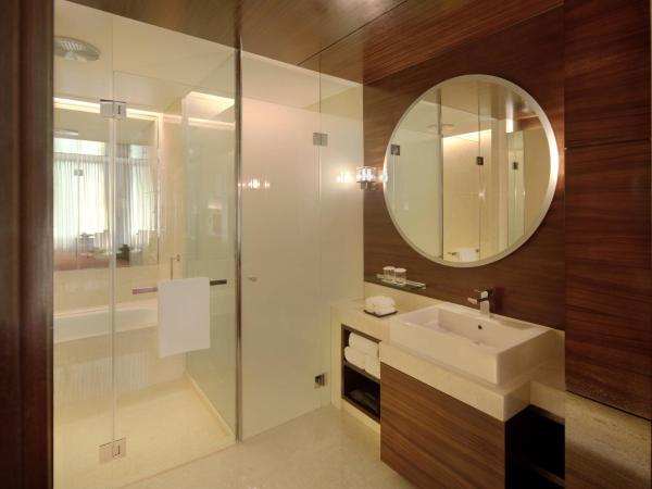 JW Marriott Pune : photo 4 de la chambre chambre lit king-size supérieure avec vue sur la montagne