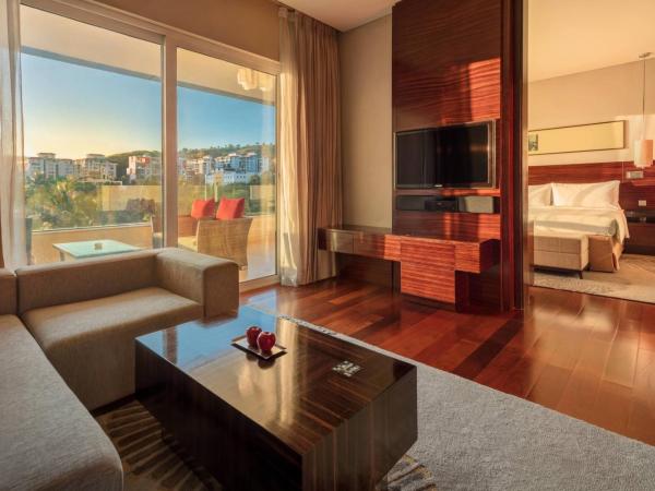 JW Marriott Pune : photo 4 de la chambre soho suite king bed with mountain view and balcony