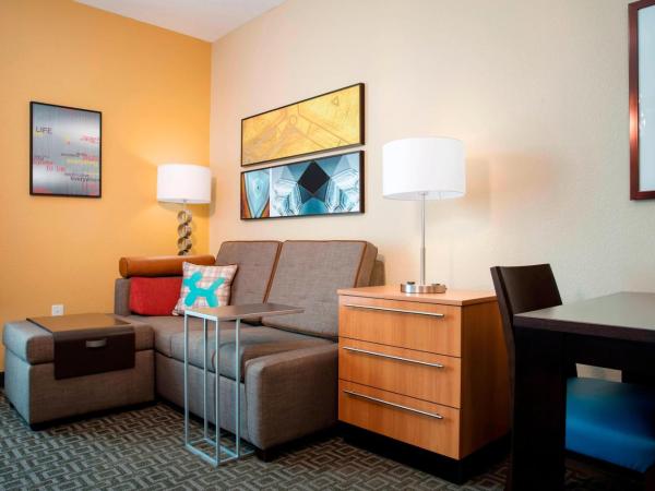 TownePlace Suites Orlando at FLAMINGO CROSSINGS® Town Center/Western Entrance : photo 4 de la chambre suite 2 lits queen-size - vue sur feu d'artifice