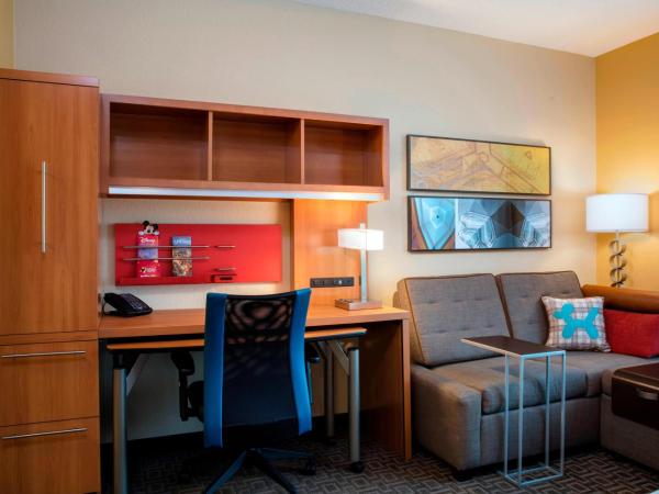 TownePlace Suites Orlando at FLAMINGO CROSSINGS® Town Center/Western Entrance : photo 2 de la chambre suite lit king-size avec canapé-lit