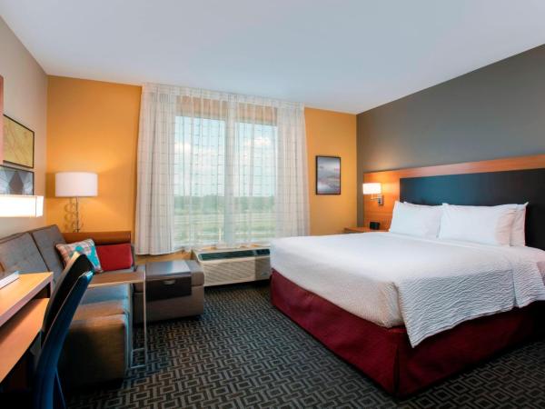 TownePlace Suites Orlando at FLAMINGO CROSSINGS® Town Center/Western Entrance : photo 4 de la chambre suite lit king-size avec canapé-lit