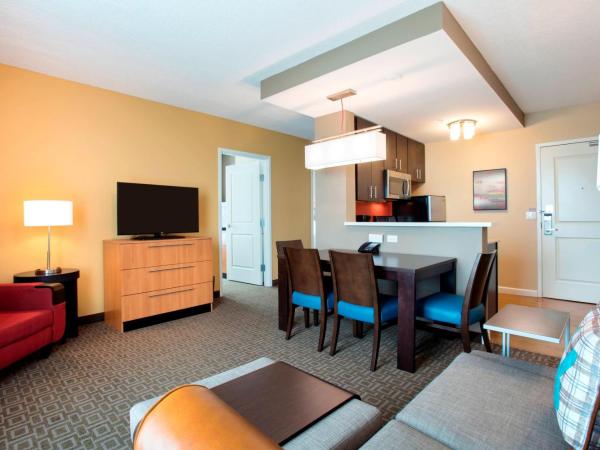 TownePlace Suites Orlando at FLAMINGO CROSSINGS® Town Center/Western Entrance : photo 4 de la chambre suite lit queen-size 2 chambres avec canapé-lit