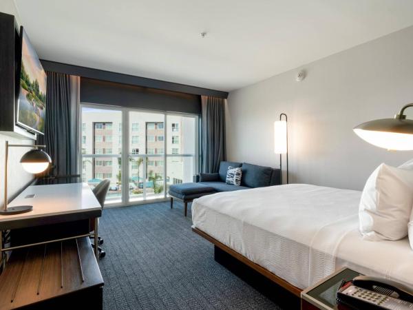 Courtyard by Marriott Marina del Rey : photo 1 de la chambre chambre lit king-size avec canapé-lit et balcon - vue sur eau