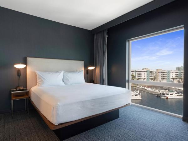 Courtyard by Marriott Marina del Rey : photo 3 de la chambre suite lit king-size avec canapé-lit et balcon - côté eau