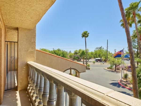 Sheraton Tucson Hotel & Suites : photo 5 de la chambre club level, suite, 1 king, sofa bed, corner room, balcony