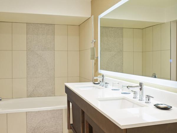 Sheraton Tucson Hotel & Suites : photo 5 de la chambre executive suite with two double with sofa bed - corner room