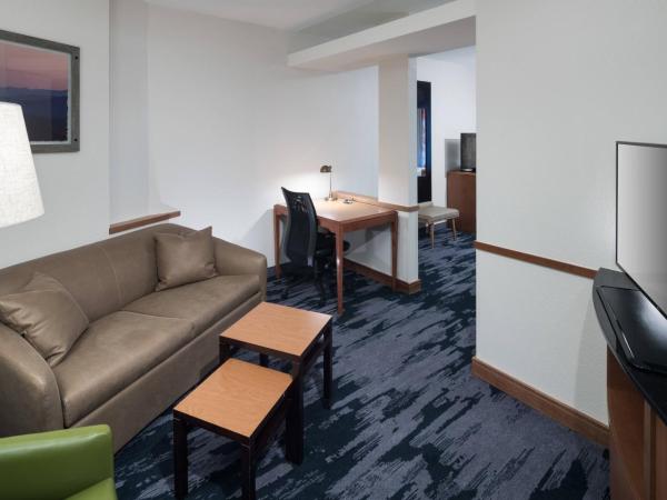 Fairfield Inn Suites by Marriott Orlando At SeaWorld : photo 4 de la chambre studio lit queen-size avec canapé-lit