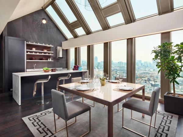 Four Points by Sheraton Seoul Gangnam : photo 7 de la chambre penthouse partyroom avec lit king-size - vue sur ville - dernier Étage