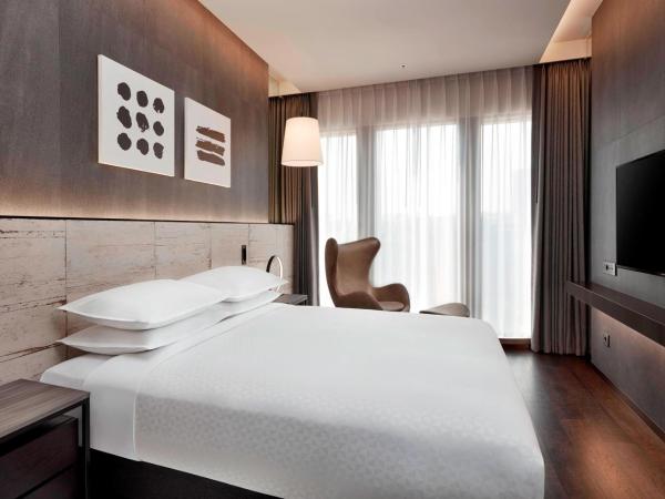 Four Points by Sheraton Seoul Gangnam : photo 1 de la chambre chambre double standard avec 1 lit queen-size - vue sur ville