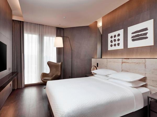 Four Points by Sheraton Seoul Gangnam : photo 3 de la chambre chambre double premier plus spacieuse avec lit queen-size - vue sur ville